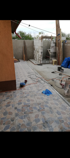 Firma constructii amenajari interioare exterioare case la rosu si la chie