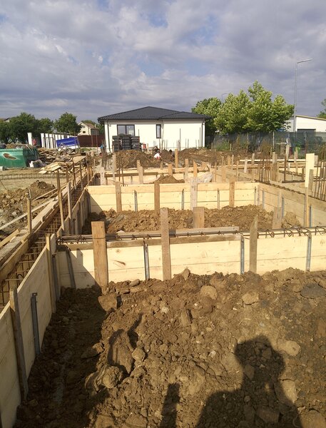 Firma constructii amenajari interioare exterioare case la rosu si la chie