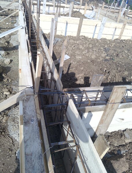 Firma constructii amenajari interioare exterioare case la rosu si la chie