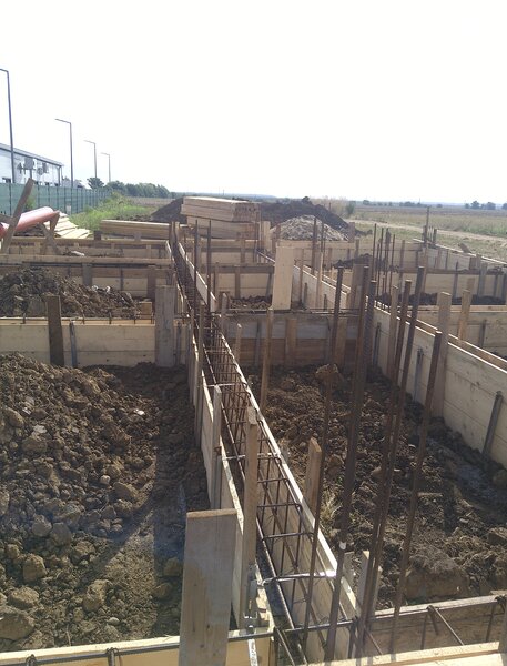 Firma constructii amenajari interioare exterioare case la rosu si la chie